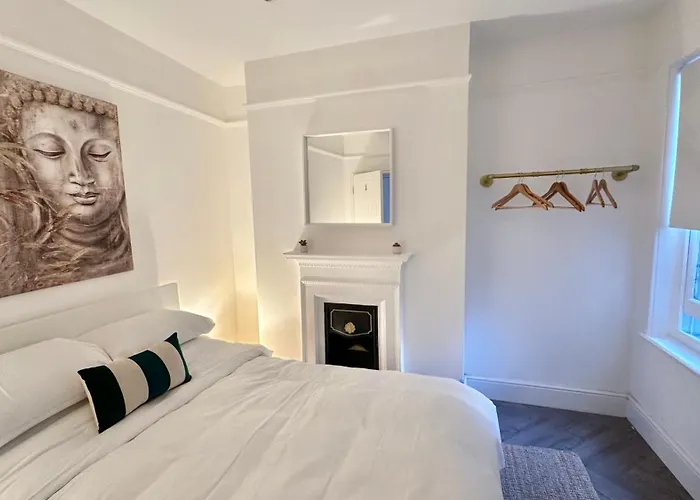 New 2 Bed Mansion Flat In Chinatown!